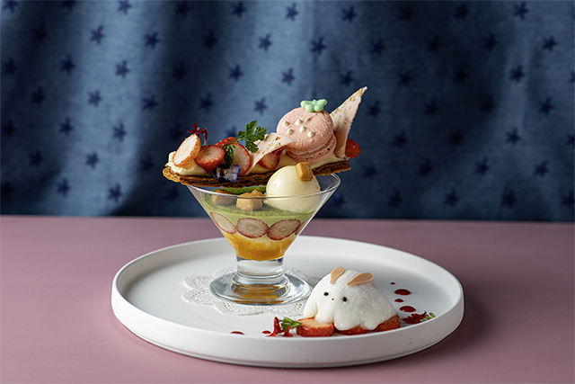 大福うさぎと苺のパフェ